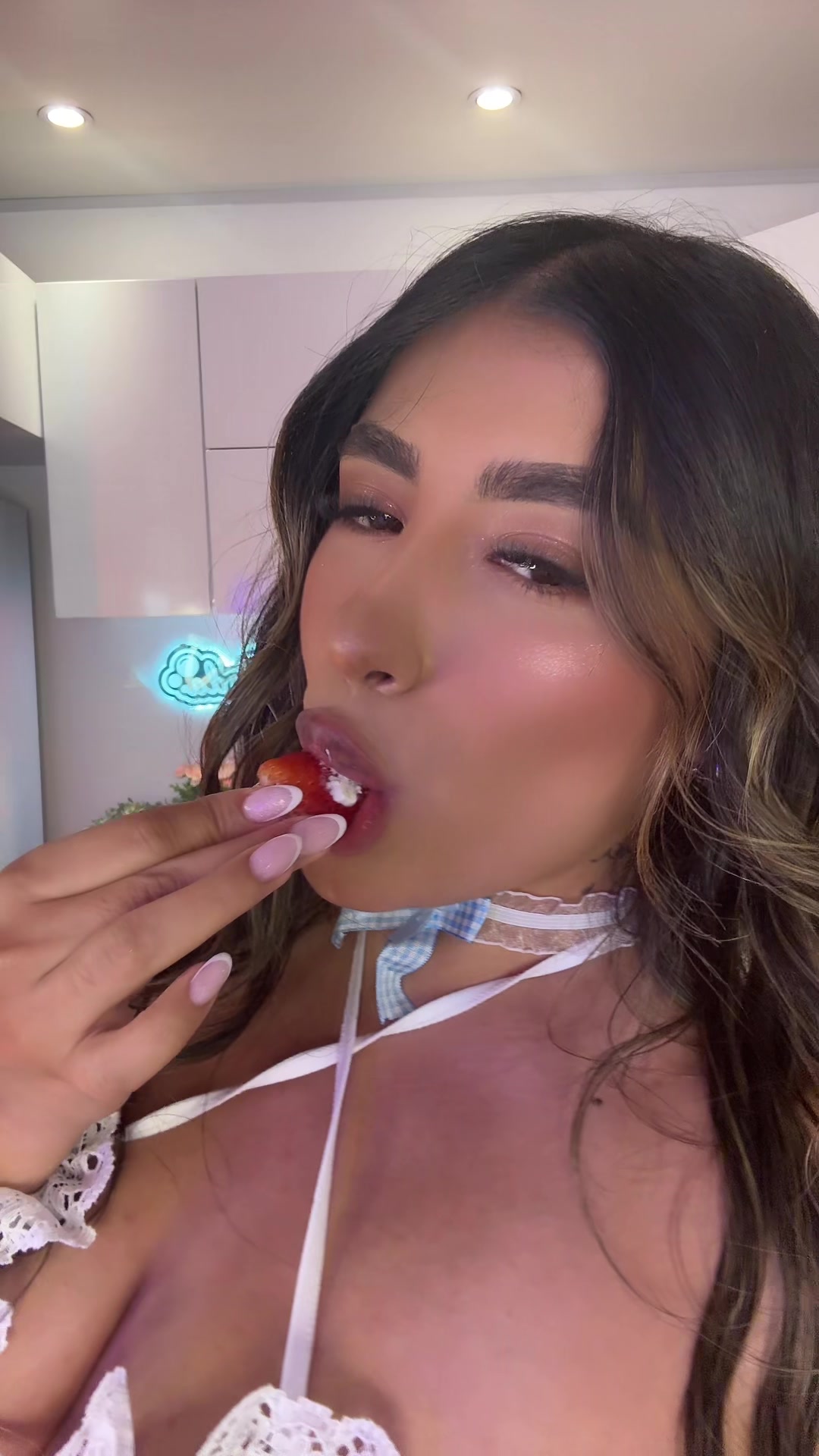 Movie Finger in Mouth and Latina Man solo Amateur