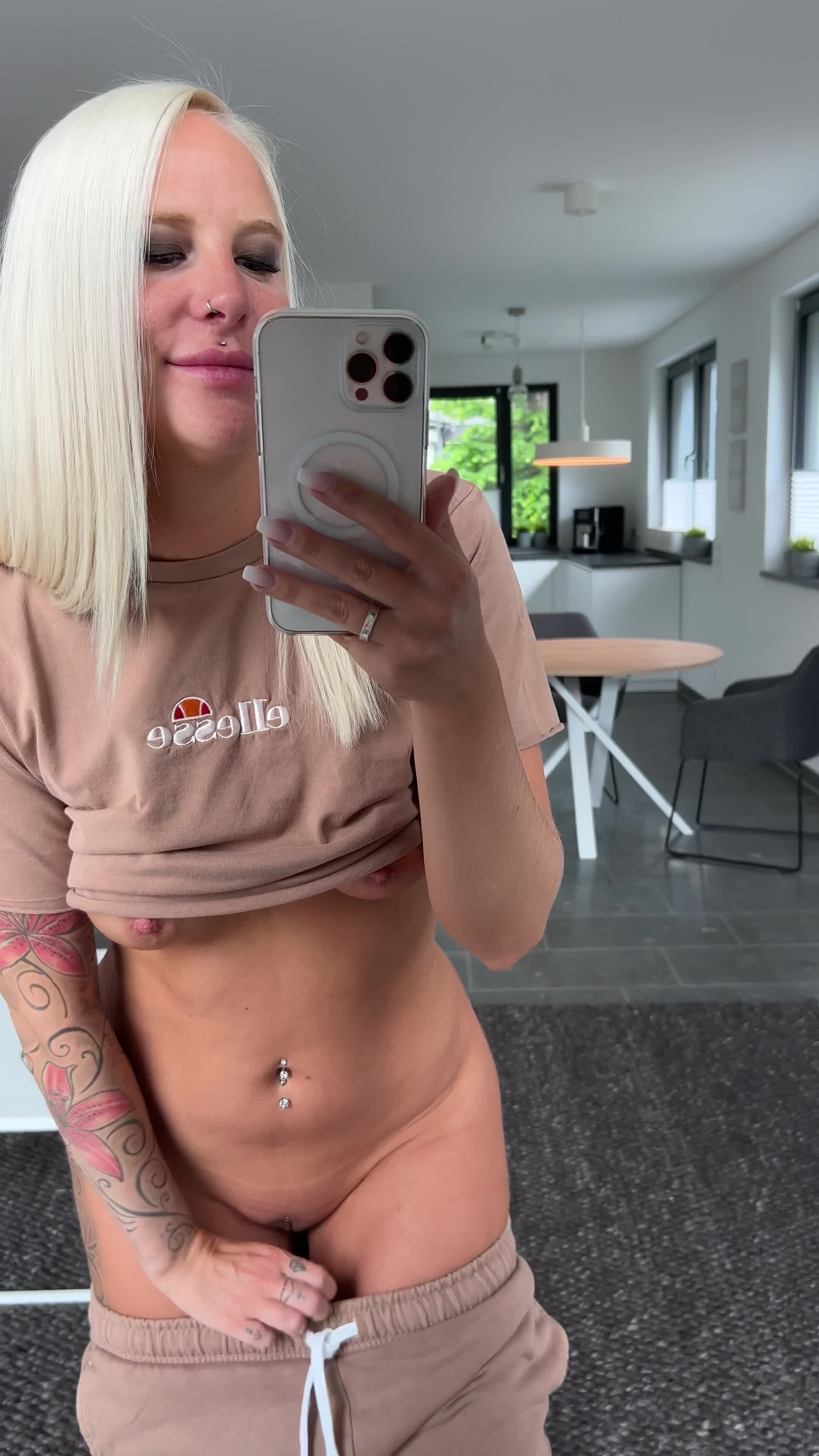 Lara_CumKitten Teasing and Shaved Pussy Solo film