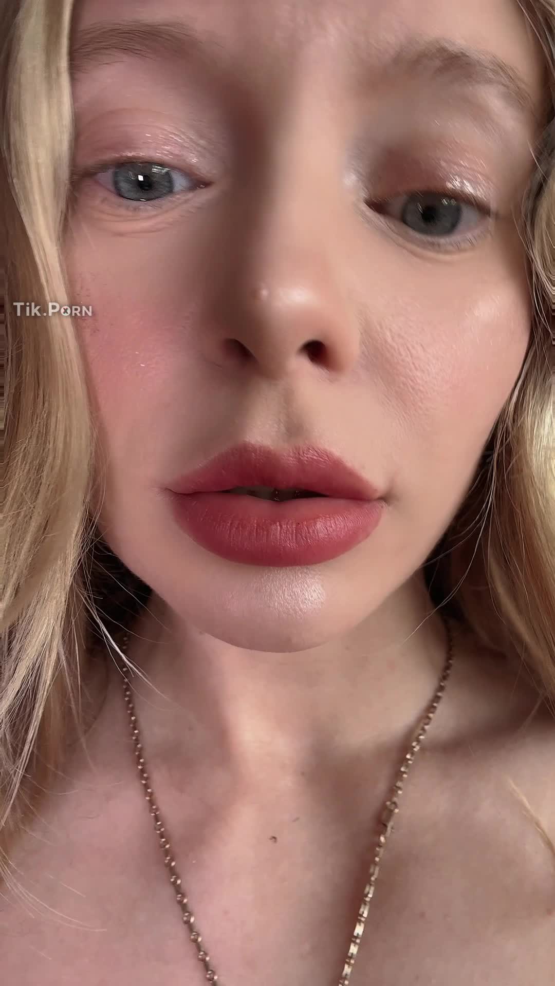 Ellietheelf  Showing Boobs and Blonde Small Tits