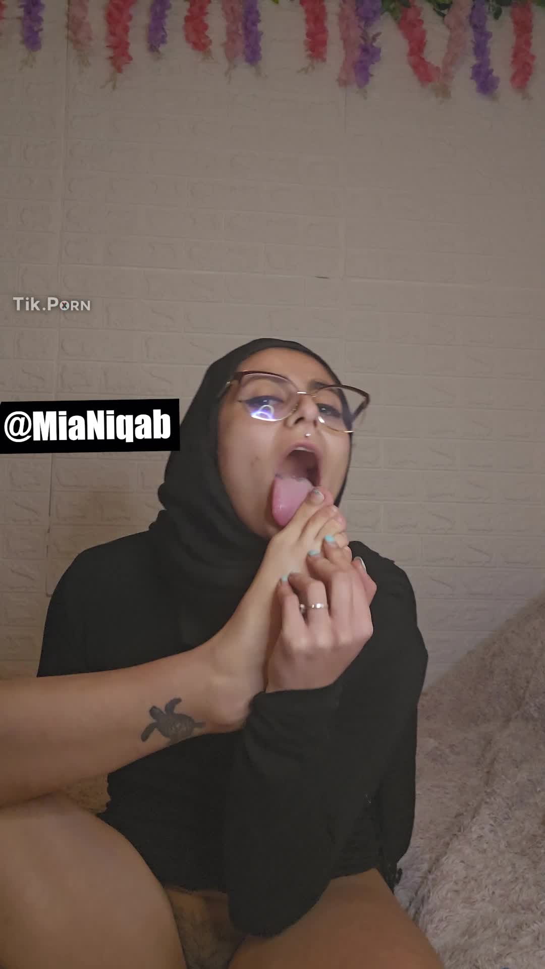 MiaNiqab Licking Feet and Big Ass Fetish Glasses